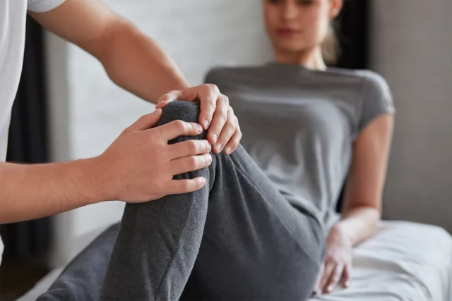 Therapeut therapiert Knie